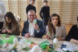 Wielkanoc na warsztatach plastycznych w X Liceum Ogólnokształcącym w Radomiu. Ozdoby wykonywali seniorzy i przedstawiciele władz miasta