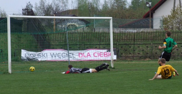 Dawid Adamczyk pokonuje Artura Prokopa. W meczu rozegranym w Libiążu (III liga piłkarska, grupa małopolsko-świętokrzyska) miejscowy Górnik pokonał Porońca Poronin 2:1.