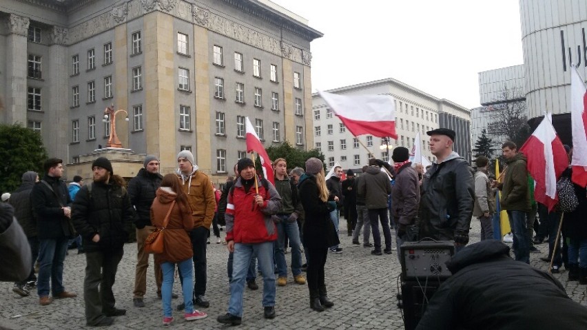 Protest przeciwko wyborom na placu Sejmu Śląskiego
