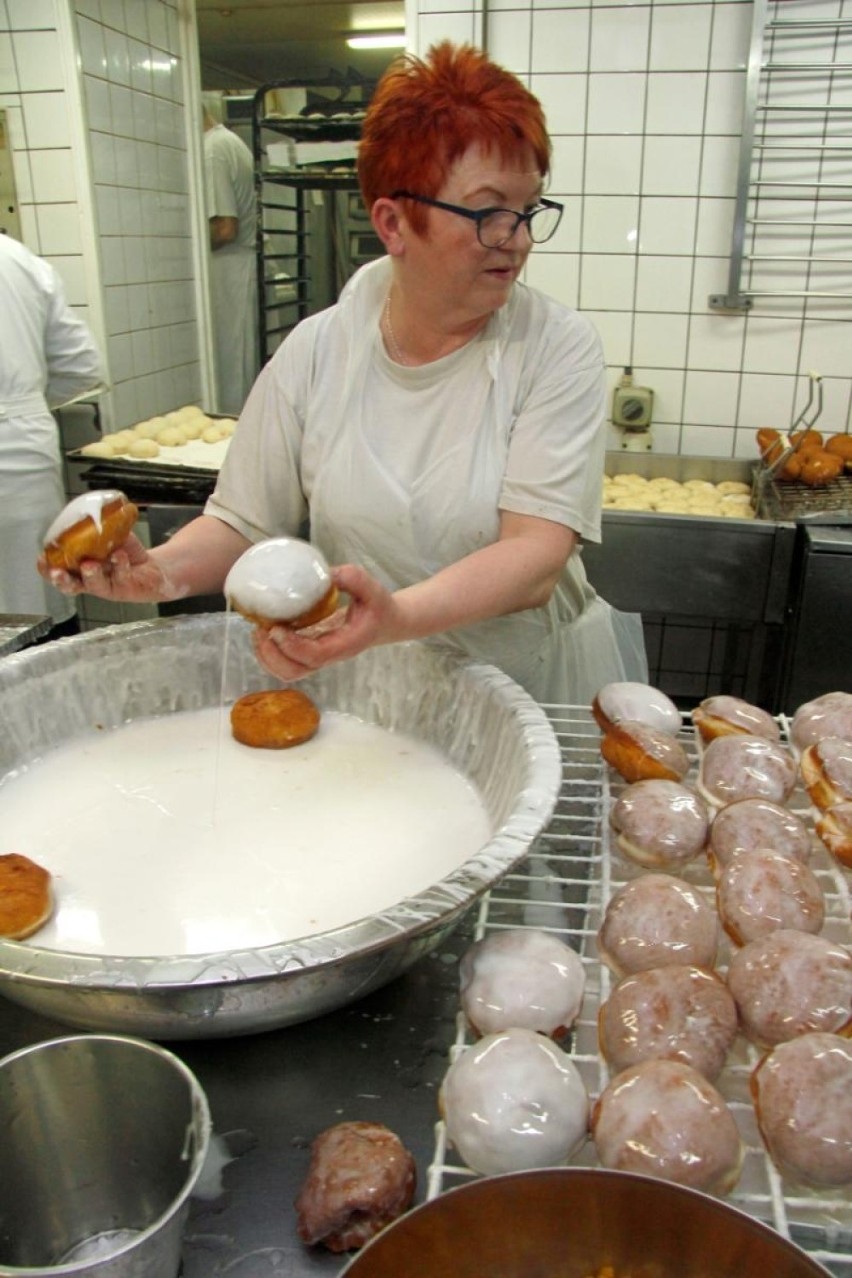 Tak powstają pączki w wałbrzyskiej cukierni Oleńka. Halina...