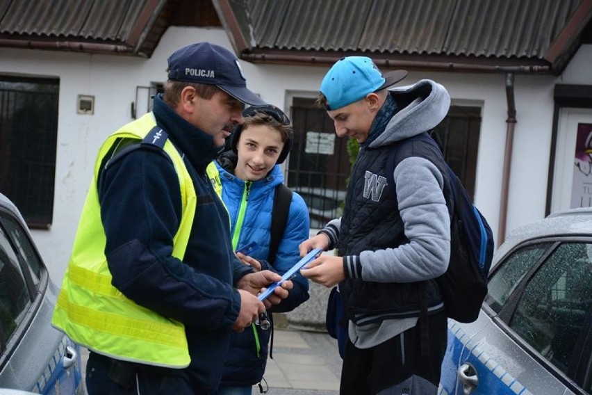 Mieszkańcy gminy Łazy dostali odblaski. To akcja profilaktyczna FOTO