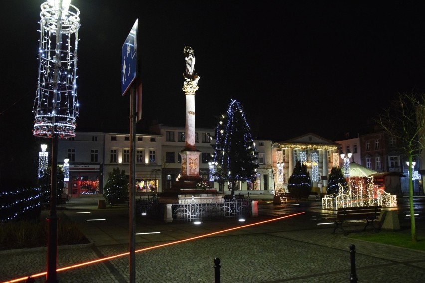 Fantazyjne konstrukcje świetlne na fontannach, świetlisty...