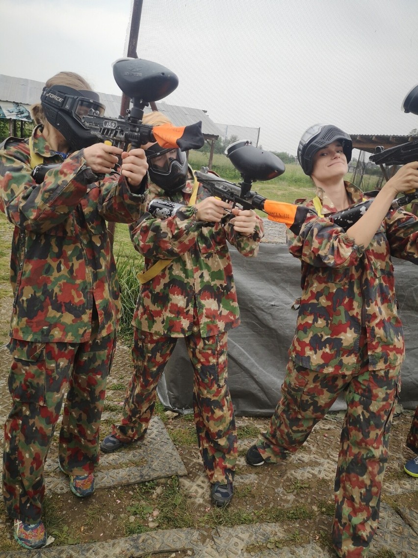 Piłkarki nożne Wawelu podczas zajęć paintabllowych na...