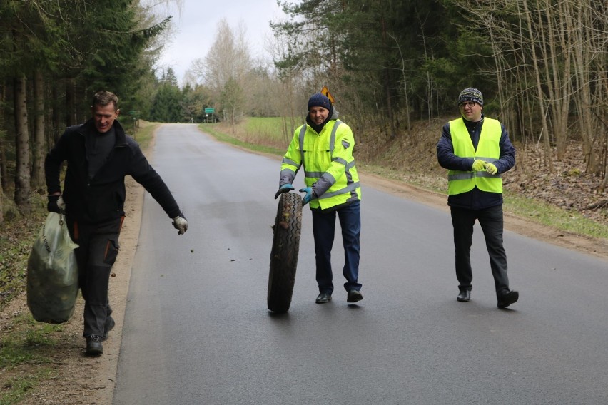 Akcja Sprzątanie Świata w gminie Filipów. Śmieci zbierają urzędnicy i mieszkańcy wsi [Zdjęcia] 