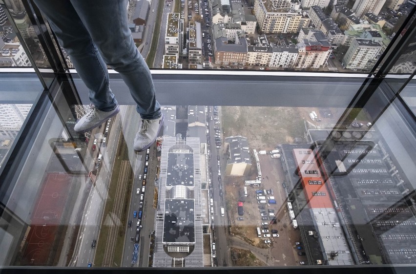 Skyfall. Taras widokowy na szczycie wieżowca. Przeszkolona podłoga i wychylana platforma 190 metrów nad ziemią