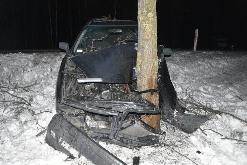 Horbów-Kolonia: Auto wbiło się w drzewo. Jedna osoba trafiła...