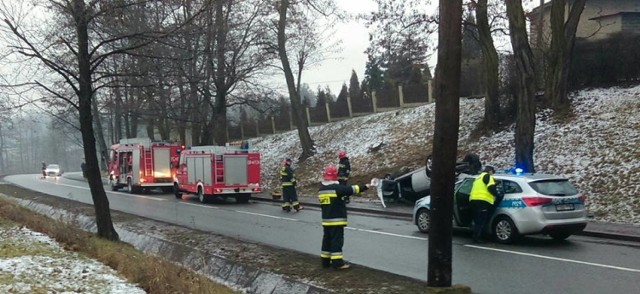 Dachowanie w Jastrzębiu: kierowca uciekł z miejsca wypadku