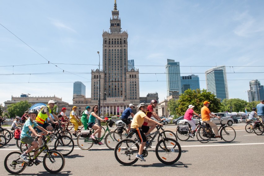 Rekordowy Rowerowy Maj. Szkolne parkingi zapełniły się rowerami i hulajnogami