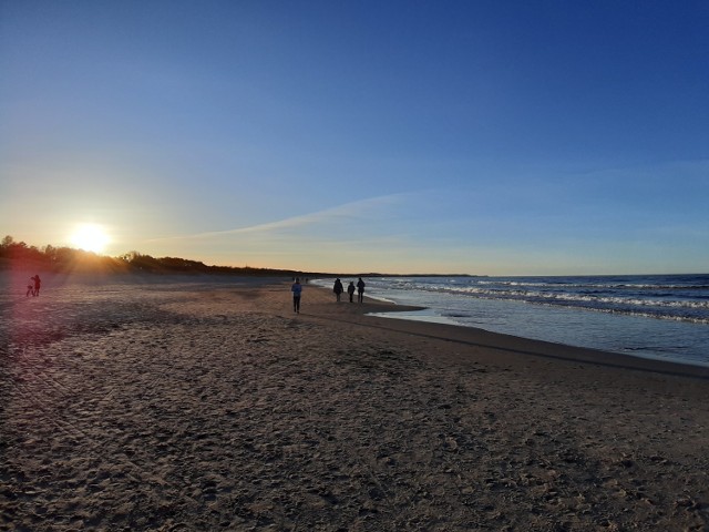 Plaża w Świnoujściu piękna przez cały rok! Zgodnie z rozporządzeniem Rady Ministrów, osoby przebywające na plaży, w parkach, ogródkach działkowych zwolnione są z zakrywania ust i nosa.