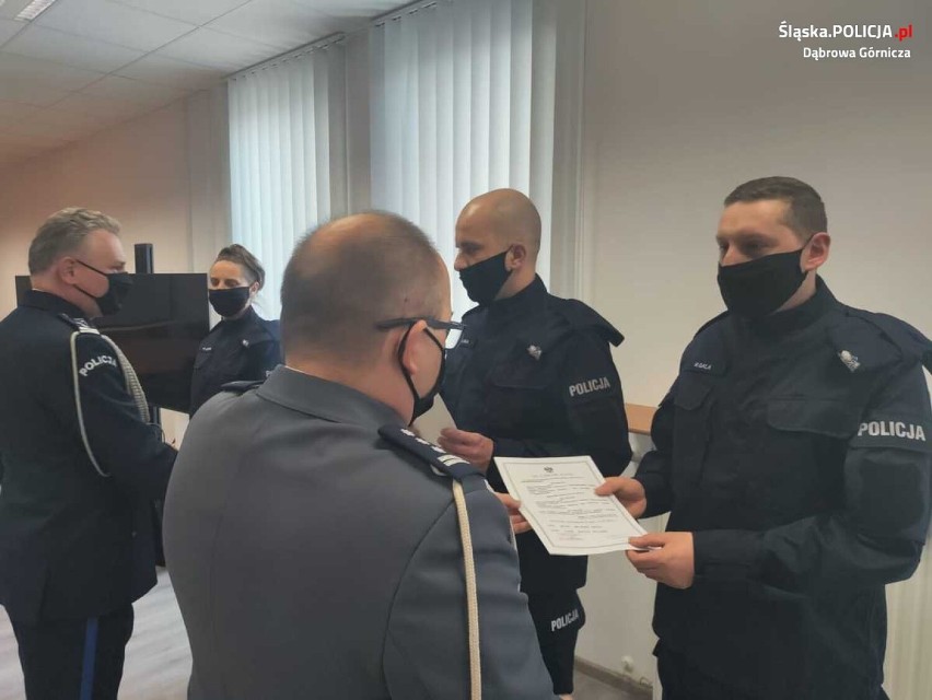 Nowi policjanci złożyli ślubowanie w KMP w Dąbrowie...