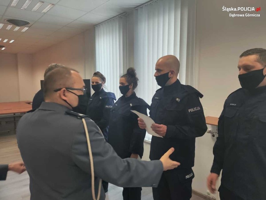 Nowi policjanci złożyli ślubowanie w KMP w Dąbrowie...