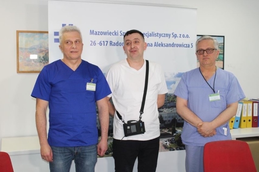 Jacek Michalski (w środku) jest pierwszym pacjentem, który...