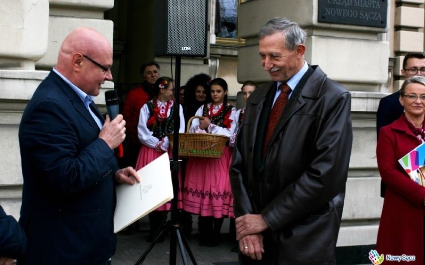 Nowy Sącz. Prezydent podziękował Aleksandrowi Rybskiemu, odchodzącemu na emeryturę dyrektorowi I LO