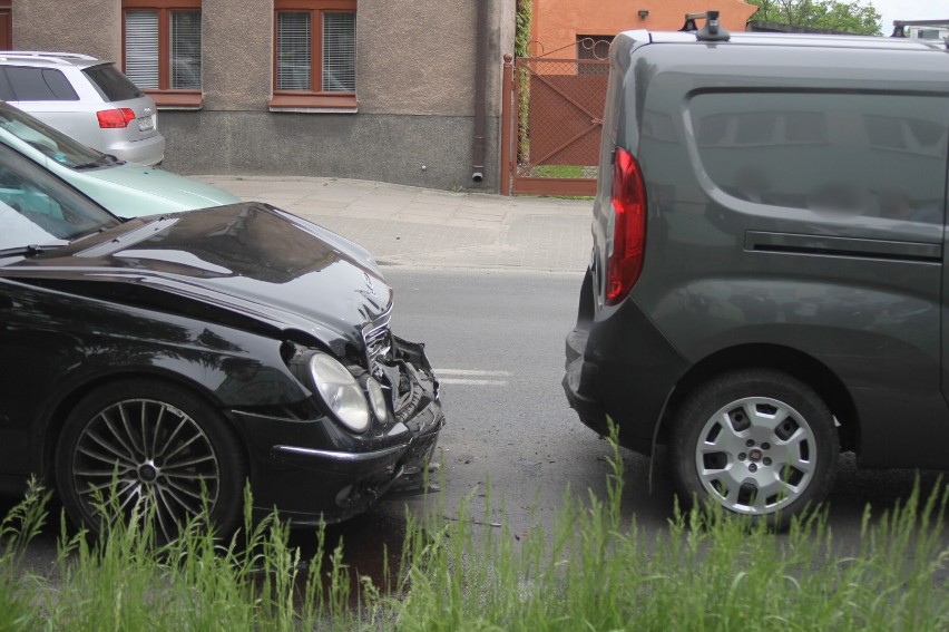 Zderzenie 4 pojazdów na ul. Kobylińskiej w Krotoszynie [ZDJĘCIA]