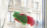 Jak myć okna zimą? Jak je wyczyścić przed Bożym Narodzeniem? Sprawdź, jak zadbać o okna przed świętami – genialne triki