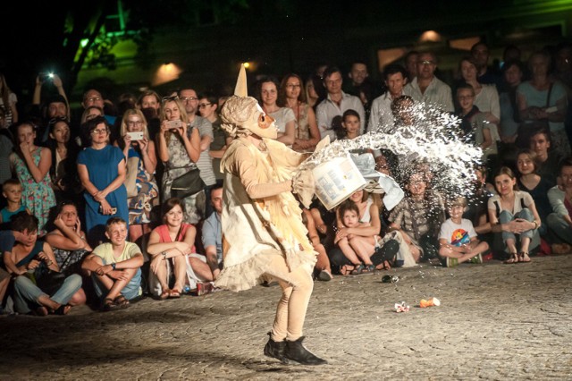 Festiwal Sztuka Ulicy 2016, Warszawa. Magiczne lalki pana Pezo zaczarowały Nowe Miasto [ZDJĘCIA]