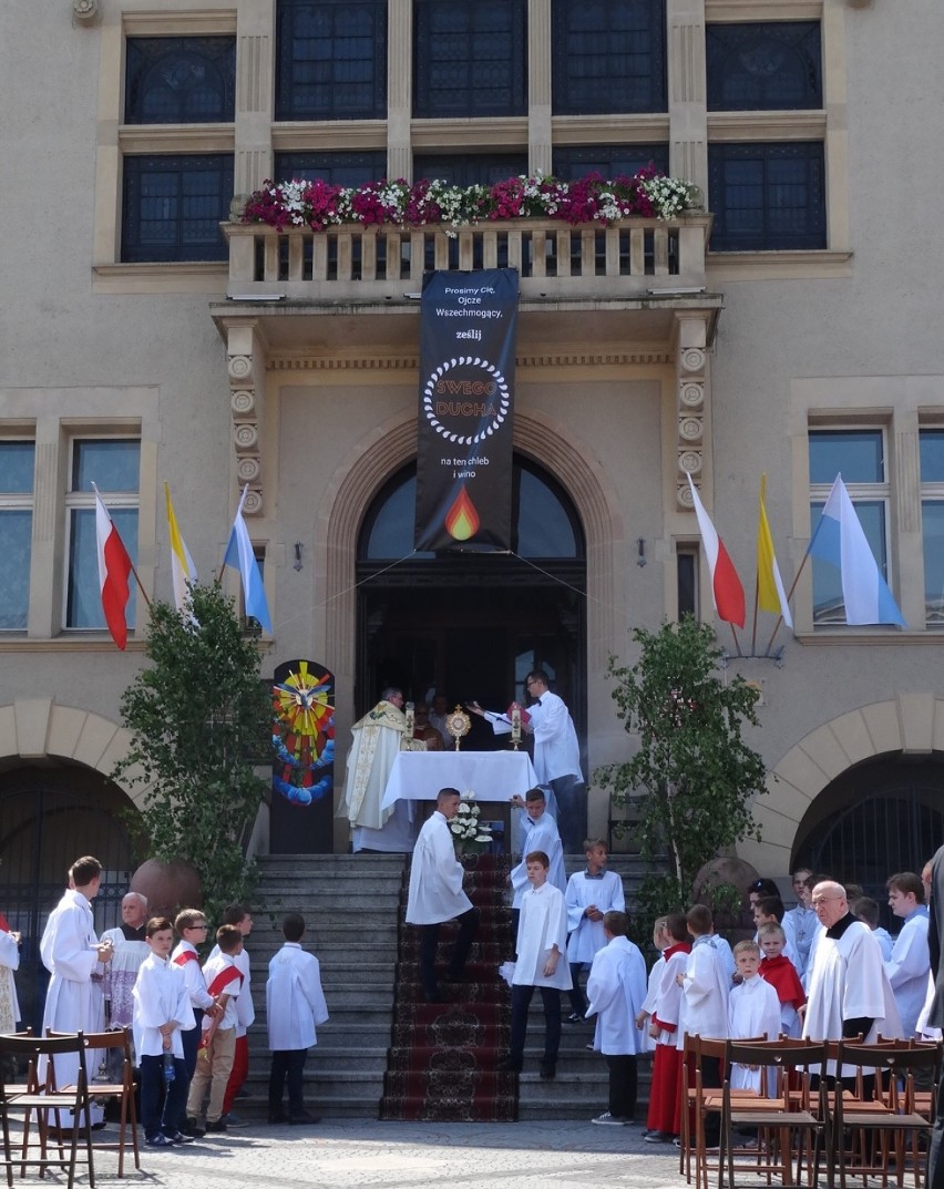 KROTOSZYN: Uroczystości Bożego Ciała w mieście z uroczystą mszą świętą na rynku [FOTOGALERIA]