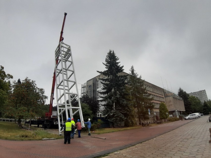 Remont urzędu miasta w Radomsku - montowany jest szyb windy