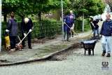 W ramach akcji „Czysty i Zielony Wałbrzych”, policjanci posprzątali teren wokół komendy miejskiej - ZDJĘCIA