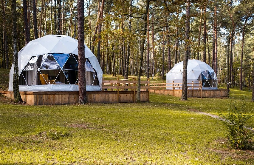 Planeta Glamping. Niepowtarzalne miejsce na odpoczynek pod Warszawą. Tam spędzisz noc w środku sosnowego lasu, ale w hotelowych warunkach