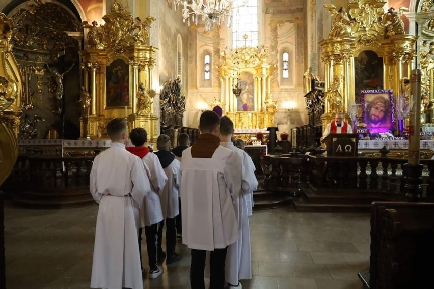 Uliczkami opatowskiego rynku przeszła Droga Krzyżowa. Wzięło w niej udział mnóstwo osób. Zobacz zdjęcia