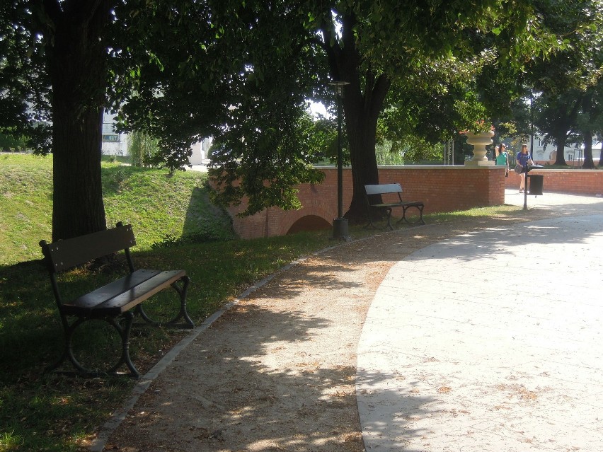 Zamość: W parku pojawiły się nowe ławki i kosze na śmieci