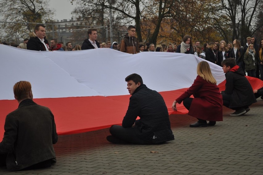 Hymnem, biało-czerwoną flagą oraz kapsułą czasu i...