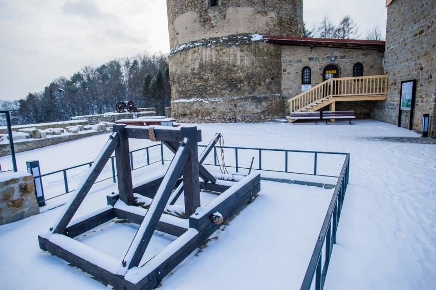 Wzgórze Zamkowe w Czchowie zostało uzbrojone w atrakcje militarne. Można je już oglądać - zobacz zdjęcia