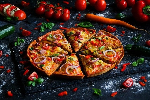 W środę, 17 stycznia, obchodzimy Światowy Dzień Pizzy. Zwolennicy tego popularnego dania na pewno uczczą to święto konsumpcja pysznej pizzy. A gdzie w Kielcach zjemy najlepszą? Zobaczcie, które kieleckie pizzerie polecają użytkownicy Google.

>>>ZOBACZ WIĘCEJ NA KOLEJNYCH SLAJDACH