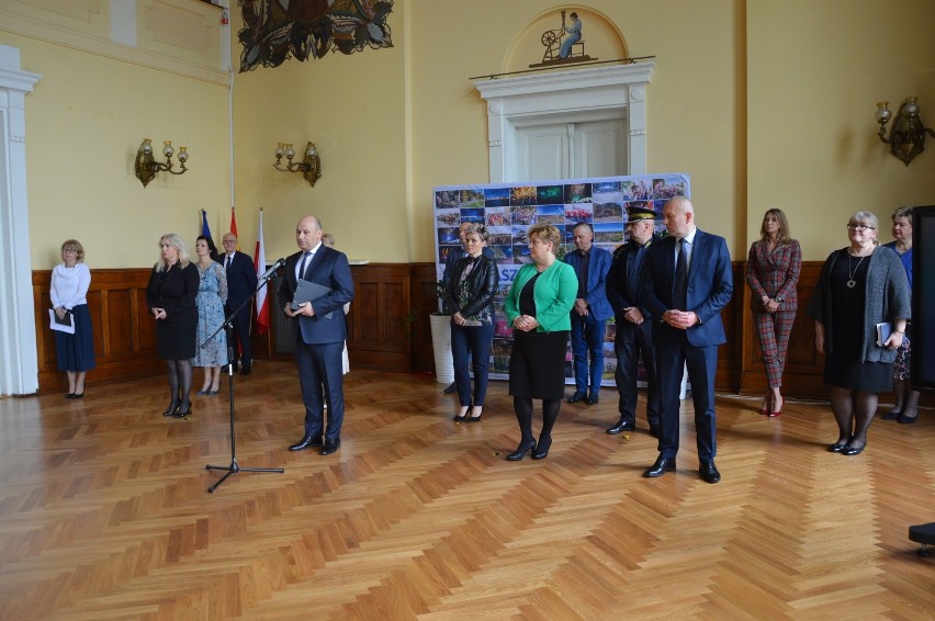 Trudna sytuacja finansowa Tomaszowa Maz. z powodu koronawirusa. Prezydent zapowiada łączenie spółek, wydziałów i cięcia w oświacie