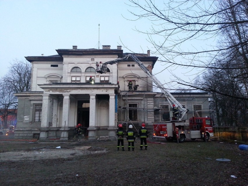 Pożar w willi Grohmana przy ul. Tylnej w Łodzi [ZDJĘCIA]