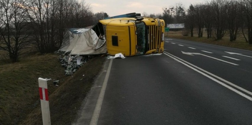 Wypadek w Pleszewie na drodze krajowej nr 11. Ciężarówka wioząca soki przewróciła się na bok [FOTO]