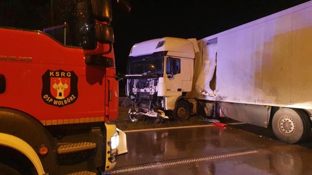 Wypadek na S8 w Studziankach. Tir uderzył w bariery i zablokował trasę