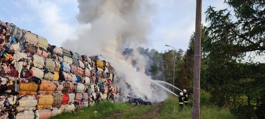 Kolejny pożar składowiska tekstyliów w Kamieńcu. Na miejscu pracują jednostki straży pożarnej z całego powiatu