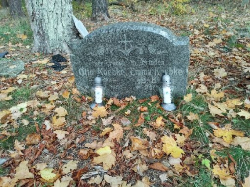 Uczniowie klas czwartych Szkoły Podstawowej w Kliniskach Wielkich uporządkowali stary cmentarz