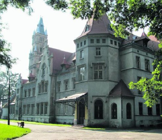 Nakielski pałac do 1945 roku należał do rodu Henckel von Donnersmarck. Później była tu szkoła rolnicza.