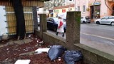 Śmieci w Opolu, czy teren między kioskami na ul. 1 Maja