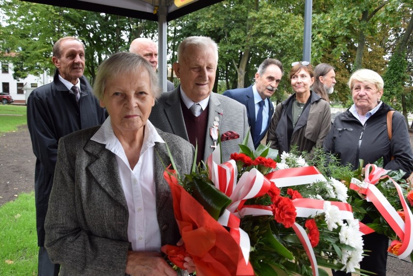 W Dniu Sybiraka odsłonięto w Pruszczu pomnik pamięci ofiar zbrodni katyńskiej. Sybiracy wzruszeni