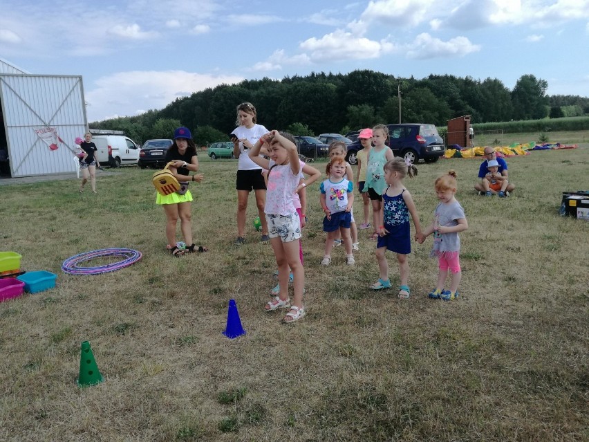 Dzieci opanowały lotnisko w Dąbrownie, w gminie Nowa Sól. Odbył się tam sportowy dzień dziecka