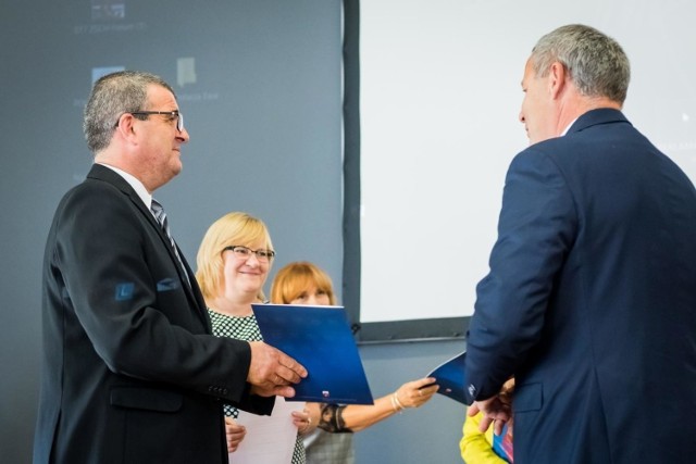 Arnold Itrich podczas uroczystości wręczania nominacji na funkcję dyrektora Szkoły Podstawowej nr 43 w sierpniu 2018 roku.