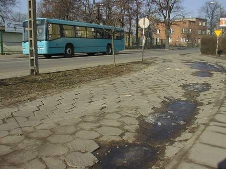W trosce o pojazdy, kierowcy tczewskiego Zakładu Komunikacji Miejskiej omijają zatoki autobusowe w mieście. Na zdjęciu jedna z nich, przy ul. Bałdowskiej.