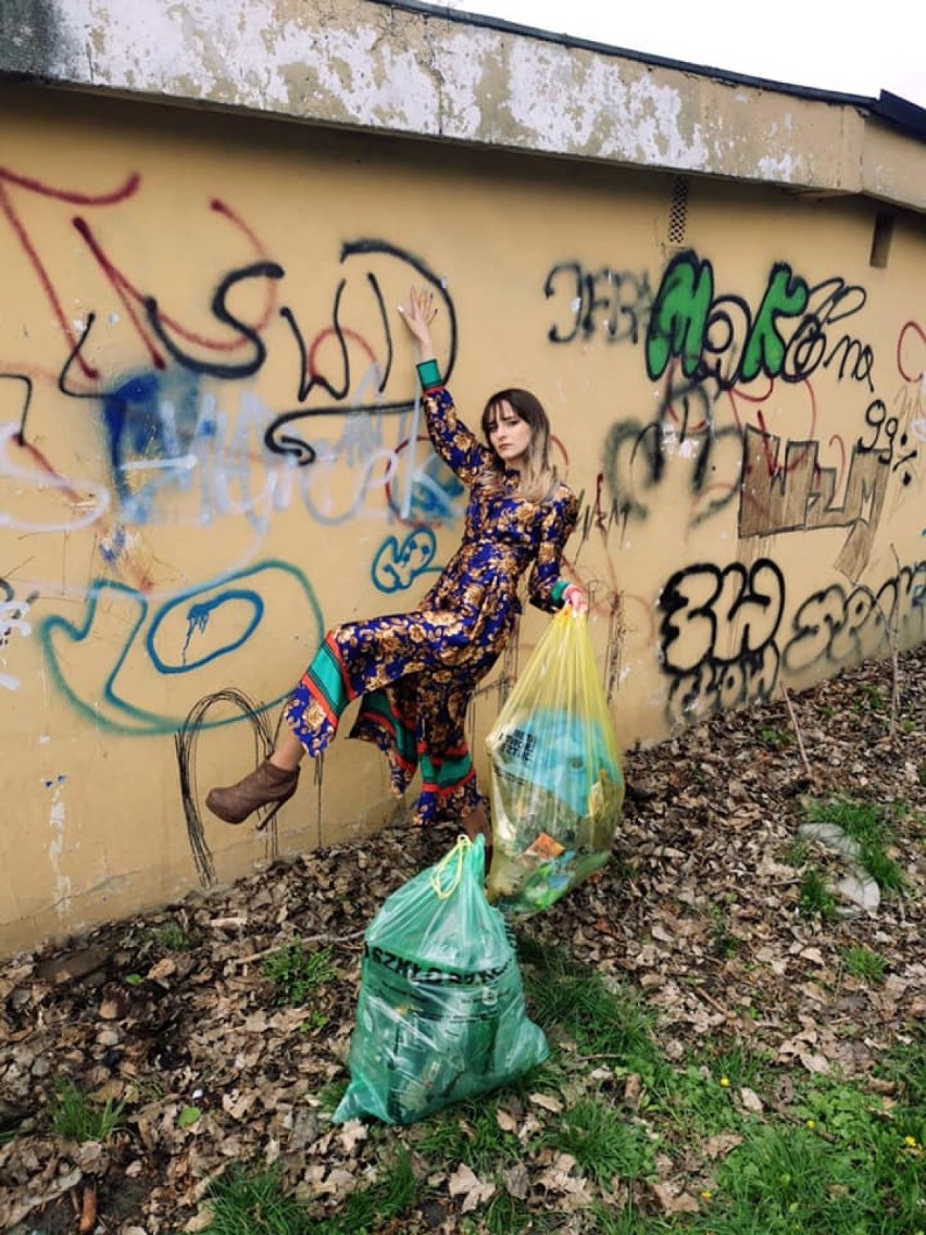 Młodzi artyści z Jawora w wieczorowych strojach zbierają śmieci w mieście. Zobacz niezwykłą inicjatywę z okazji Dnia Ziemi [ZDJĘCIA]