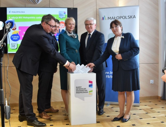 Głosowanie w 6. edycji BO Województwa Małopolskiego uroczyście zainaugurowali przedstawiciele zarządu województwa i małopolskiego sejmiku wrzucając głosy do urny w tarnowskiej agencie UMWM przy al. Solidarności