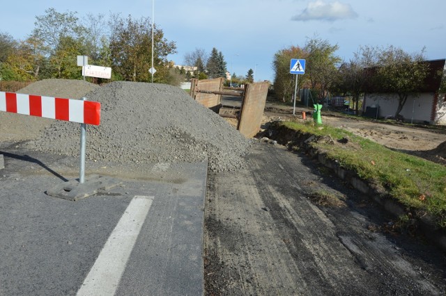 Przebudowa ulicy Zielonogórskiej w Żarach w pełni. Kierowcy muszą wybierać objazdy.