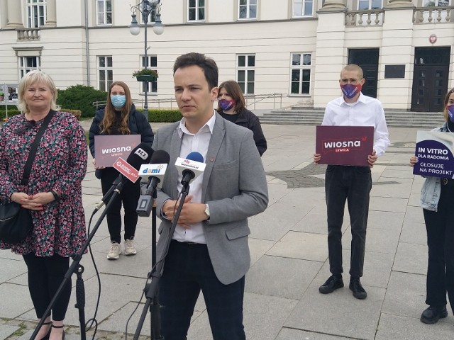 Patryk Fajdek z radomskiej Wiosny podczas konferencji prasowej zachęcał mieszkańców miasta do głosowania na projekt "In vitro dla Radomia".