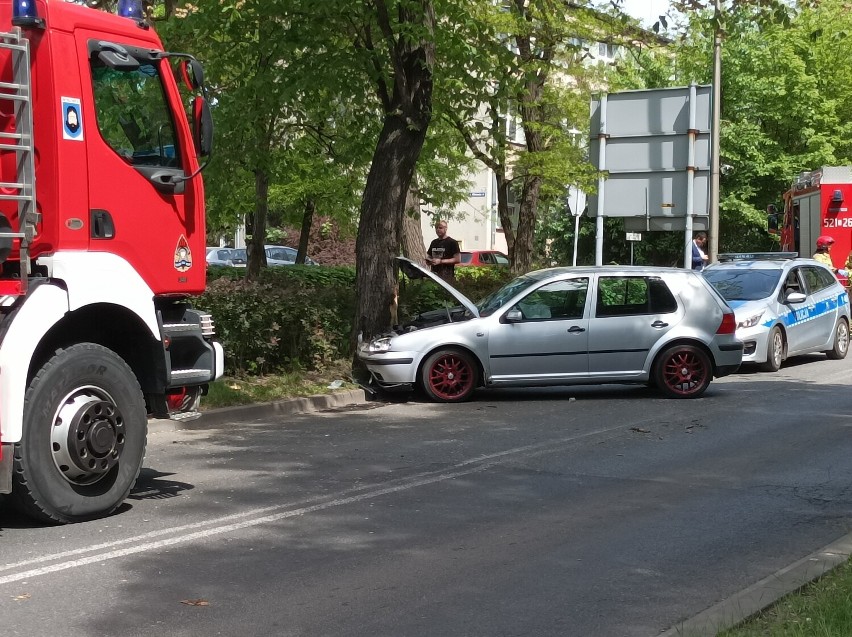 Wypadek na ulicy Mikołowskiej. Kierowca golfa uderzył w...