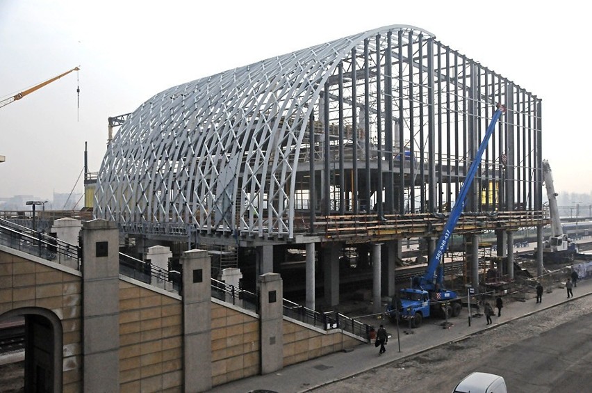 Ażurowa konstrukcja dachu, wznoszonego budynku dworca PKP w...