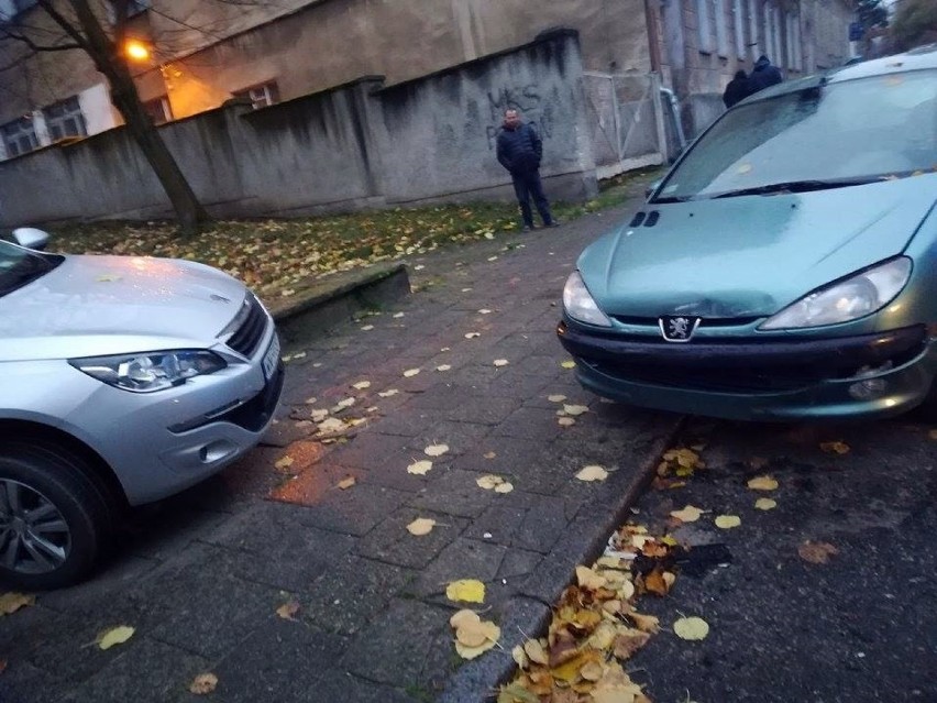 Stargard. Nietypowy wypadek. Samochód z Azjatami wjechał tyłem w drzewo. Jedna osoba w szpitalu