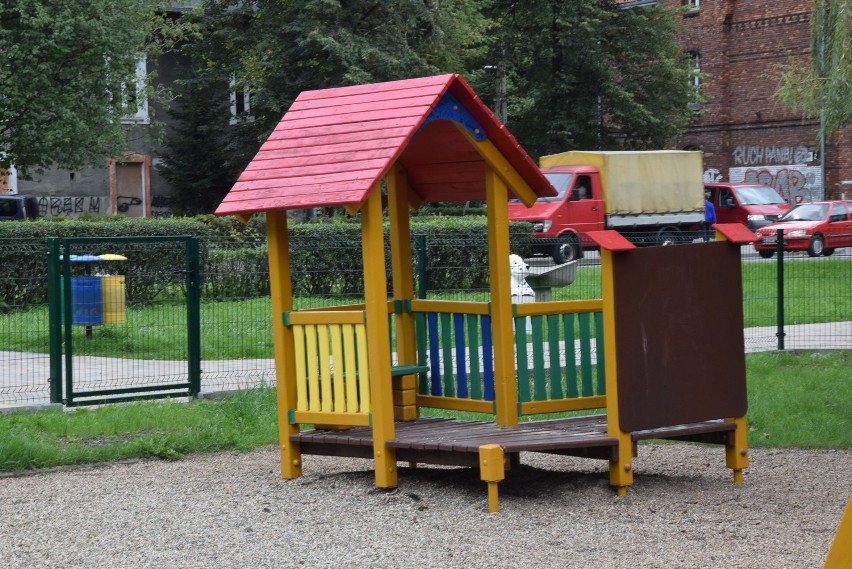 Nowy plac zabaw przy ul. Kościuszki. Jest huśtawka dla niepełnosprawnych dzieci ZDJĘCIA