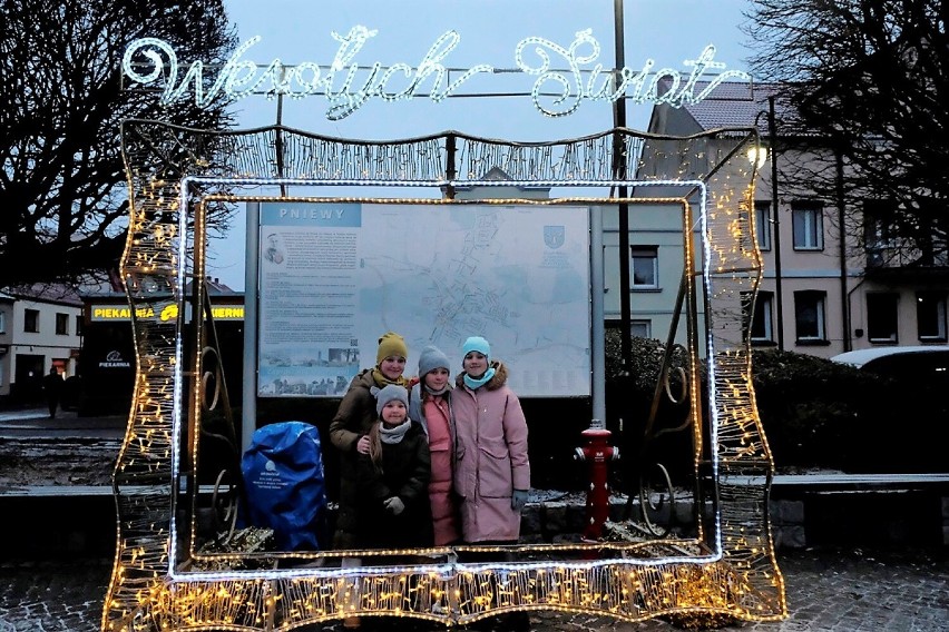 Mieszkańcy Pniew gotowi na święta! W sobotę rozświetlono choinkę [ZDJĘCIA]